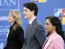 De gauche à droite, la ministre des Affaires étrangères Mélanie Joly, le premier ministre Justin Trudeau et la ministre de la Défense Anita Anand ont reçu il y a quatre mois un rapport d'un comité parlementaire qui a sonné l'alarme sur des irrégularités.