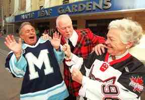 Don Cherry, au centre, brise les maires Mel Lastmand et Hazel McCallion avant un match entre les Toronto St. Michaels Majors et les Mississauga IceDogs en faveur de Rose Cherry.