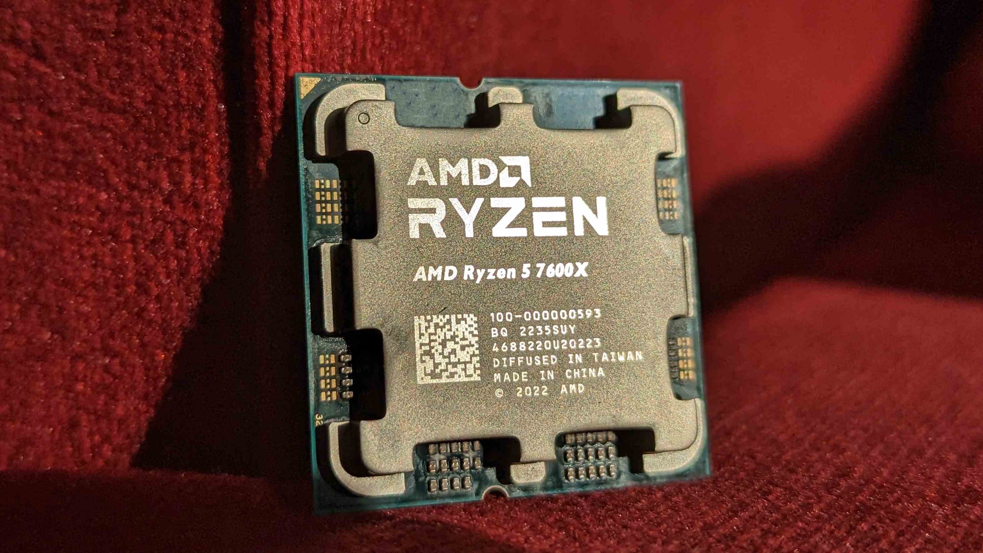 L'AMD Ryzen 7600X appuyé contre un matériau rouge