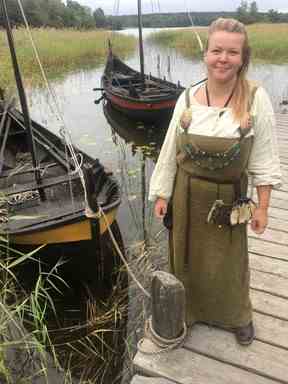 L'archéologue Frida Albinsson avec des répliques de bateaux vikings.  PHOTO DE MIKE STROBEL