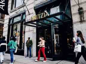 Un client sort d'un magasin Aritzia à New York.