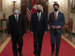 Le Premier ministre canadien Justin Trudeau, le président des États-Unis Joe Biden et le président mexicain Andres Manuel Lopez Obrador se rendent à une réunion au Sommet des dirigeants nord-américains à Washington, DC, le 18 novembre 2021.