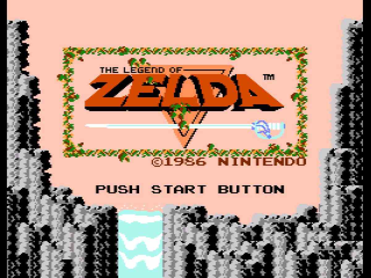 L'écran titre de Legend of Zelda, avec le logo apparaissant au-dessus d'une cascade rocheuse dans des graphismes pixélisés 8 bits