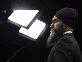 Le chef du Nouveau Parti démocratique, Jagmeet Singh, écoute une question lors d'une disponibilité sur la colline du Parlement, le jeudi 19 janvier 2023 à Ottawa.