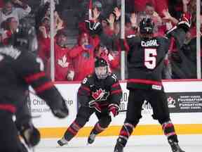 Connor Bedard, au centre, du Canada, réagit après avoir marqué le but vainqueur en prolongation du quart de finale du Championnat mondial de hockey junior de l'IIHF contre la Slovaquie à Halifax, le lundi 2 janvier 2023.