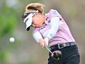 Brooke Henderson du Canada joue son coup du 15e tee lors du troisième tour du Hilton Grand Vacations Tournament of Champions au Lake Nona Golf and Country Club le 21 janvier 2023 à Orlando, en Floride.
