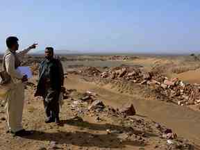 Des responsables locaux visitent le site de la mine d'or et de cuivre, dans le district de Reko Diq, dans la province du Balouchistan, dans le sud-ouest du Pakistan, en 2017.