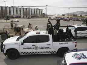 La Garde nationale mexicaine monte la garde devant une prison d'État à Ciudad Juarez, au Mexique, le dimanche 1er janvier 2023.