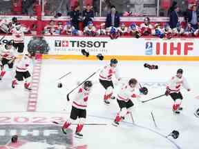 Équipe Canada célèbre sa victoire contre la Tchéquie lors de la prolongation du match pour la médaille d'or du Championnat mondial de hockey junior de l'IIHF à Halifax, le jeudi 5 janvier 2023.