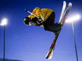 Le Canadien Brendan Mackay participe à la Coupe du monde masculine de demi-lune de ski acrobatique à Calgary, en Alberta, le jeudi 19 janvier 2023.