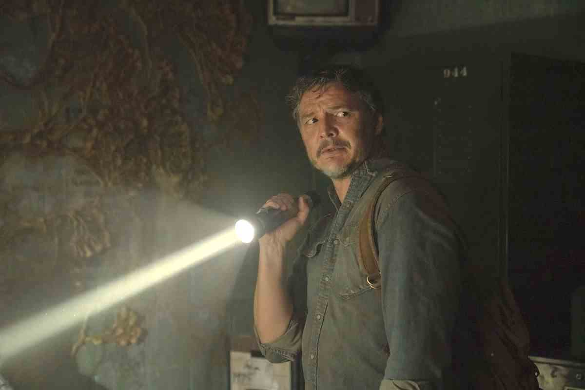 Pedro Pascal dans le rôle de Joel tient une lampe de poche dans une pièce sombre moisie dans l'émission HBO The Last of Us