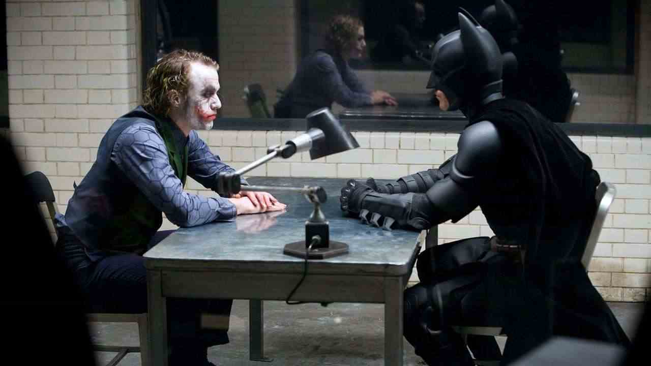 Batman interroge Joker dans The Dark Knight