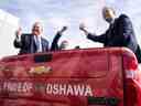 Le premier ministre de l'Ontario, Doug Ford, à gauche, et le ministre fédéral de l'Innovation, des Sciences et de l'Industrie, François-Philippe Champagne, à droite, sont assis à l'arrière d'une camionnette dans une usine de General Motors à Oshawa, en Ontario, le 4 avril 2022. 