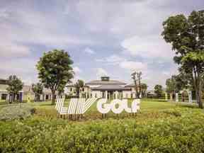 Un panneau pour LIV Golf signe au terrain de golf de Stonehill à Pathum Thani, en Thaïlande, le jeudi 22 septembre 2022. Stonehill, récemment ouvert en Thaïlande, est un projet favori de Sarath Ratanavadi, le deuxième homme le plus riche du pays.  Photographe : André Malerba/Bloomberg