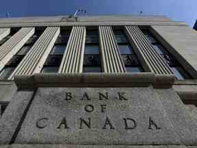La Banque du Canada pourrait perdre jusqu'à 8,8 milliards de dollars au cours des prochaines années, selon un nouveau rapport avertissant que les pertes pourraient poser un problème de communication pour la banque centrale.  L'édifice de la Banque du Canada est vu à Ottawa, le 31 mai 2022.