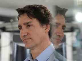 Alors que les alliés du Canada promettent des chars pour l'Ukraine, le premier ministre Justin Trudeau n'a donné aucune indication lundi matin quant à savoir si Ottawa emboîterait le pas.  Trudeau se reflète dans une porte vitrée alors qu'il s'adresse aux médias après avoir visité Xanadu Quantum Technologies à Toronto, le lundi 23 janvier 2023.