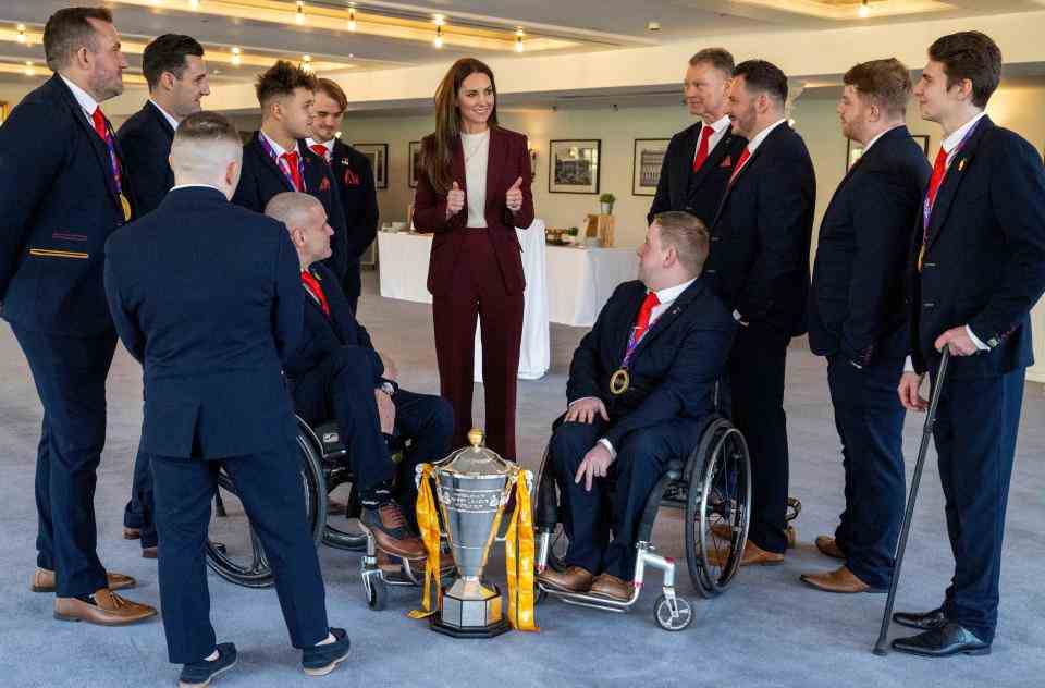 Catherine, princesse de Galles (C) de Grande-Bretagne s'entretient avec les joueurs et le personnel d'entraîneurs alors qu'elle organise une réception en reconnaissance du succès de l'équipe de la Ligue anglaise de rugby en fauteuil roulant lors de la récente Coupe du monde de rugby à XV, au palais de Hampton Court dans le sud-ouest Londres le 19 janvier 2023. (Photo by Mark Large / POOL / AFP) (Photo by MARK LARGE/POOL/AFP via Getty Images)