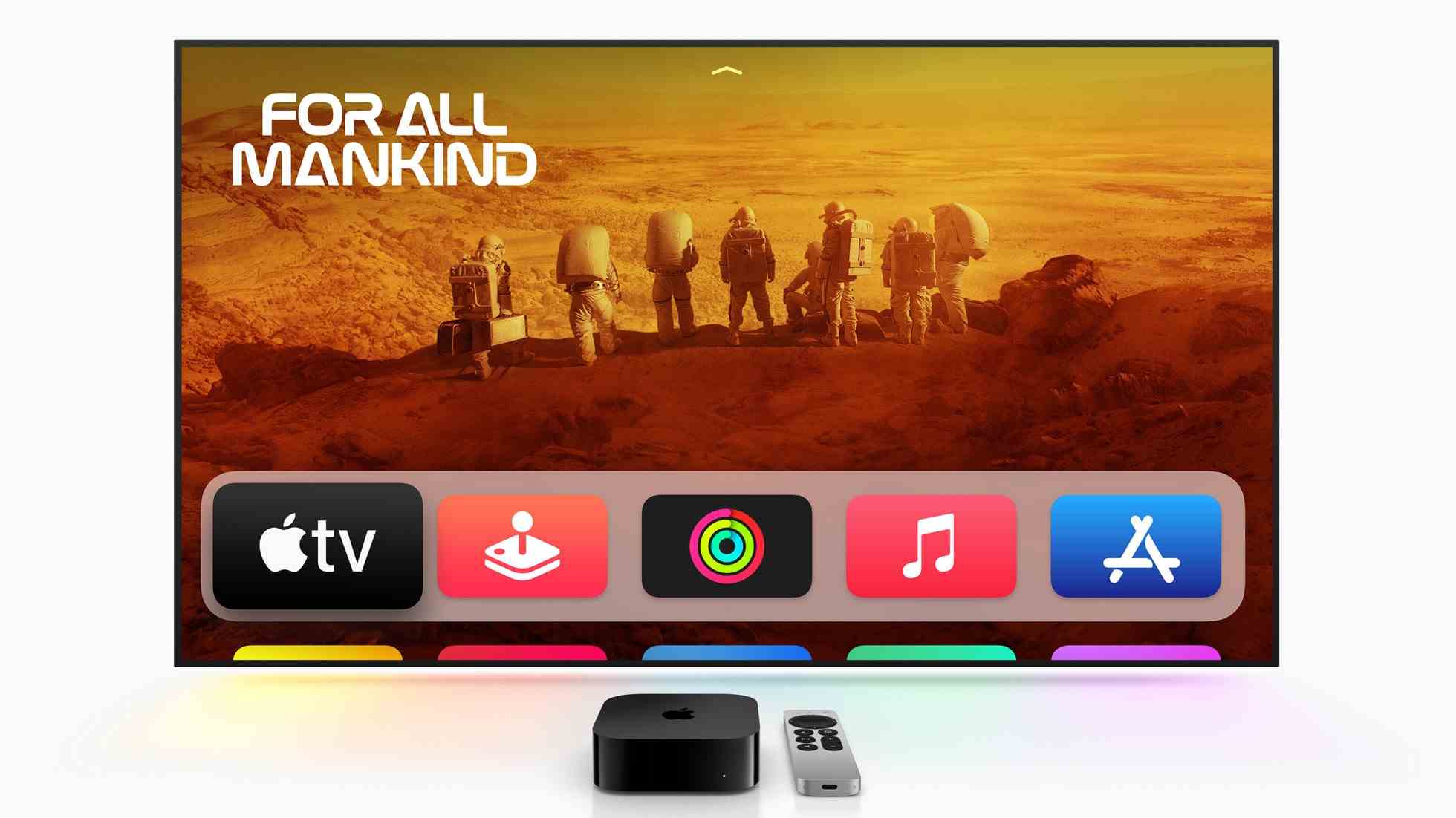 Apple TV 4K 2022 devant la télévision montrant l'interface Apple TV