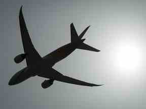 La silhouette d'un avion de ligne.