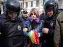 Dans cette photo d'archive du lundi 1er mai 2017, un militant des droits des homosexuels tenant un parapluie arc-en-ciel est arrêté par la police lors d'un rassemblement marquant le 1er mai au centre-ville de Saint-Pétersbourg, en Russie.