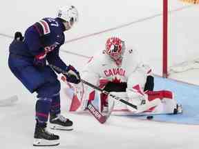 Le gardien de but canadien Thomas Milic, à droite, fait un arrêt sur Kenny Connors des États-Unis lors de la deuxième période de la demi-finale du Championnat mondial de hockey junior de l'IIHF à Halifax le mercredi 4 janvier 2023.