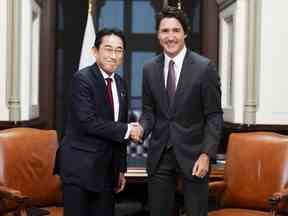 Le premier ministre Justin Trudeau rencontre le premier ministre du Japon Fumio Kishida sur la colline du Parlement à Ottawa, le jeudi 12 janvier 2023.