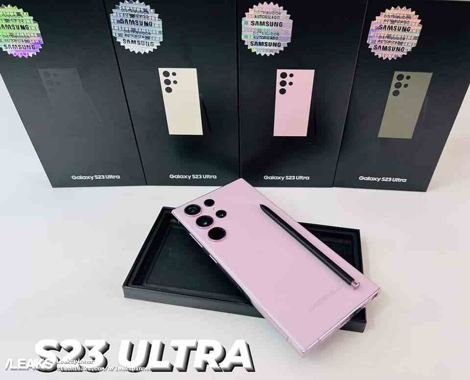 Image du Samsung Galaxy S23 Ultra de couleur rose avec le S Pen devant d'autres boîtes de vente au détail S23 Ultra