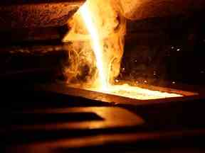 De l'or liquide est coulé pour former des lingots d'or à la mine d'or Carlin de Newmont Mining près d'Elko, au Nevada.