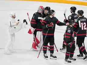 L'opérateur de caméra Nathan Eides, à gauche, enregistre le Canada célébrant une victoire contre la Suède lors de l'action du Championnat mondial de hockey junior de l'IIHF à Halifax le samedi 31 décembre 2022.
