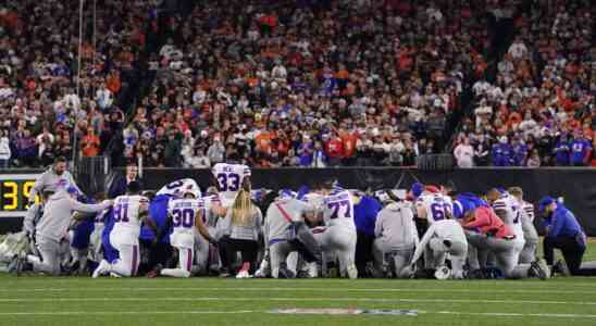 Le match de la NFL reporté après que le joueur des Buffalo Bills Damar Hamlin s'est effondré sur le terrain