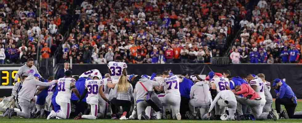 Le match de la NFL reporté après que le joueur des Buffalo Bills Damar Hamlin s'est effondré sur le terrain