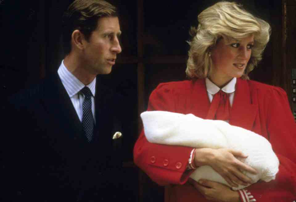 Diana, princesse de Galles et le prince Charles, prince de Galles quittent l'aile Lindo de l'hôpital St. Mary après la naissance du prince Harry le 16 septembre 1984 à Londres, en Angleterre.