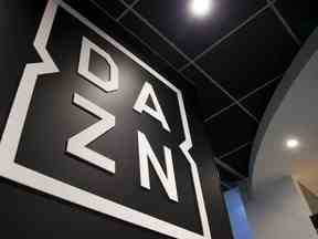 Le logo DAZN est affiché dans les bureaux de la société à Tokyo, au Japon, le mercredi 2 août 2017.