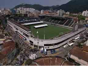 Vue générale du stade alors que le cercueil de la légende brésilienne du football Pelé est exposé dans le cercle central du stade Vila Belmiro de son ancien club de Santos à Santos, au Brésil, le lundi 2 janvier 2023.