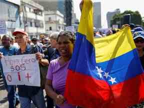 Des enseignants et des fonctionnaires manifestent pour réclamer de meilleurs salaires dans un contexte d'inflation vertigineuse, à Caracas, au Venezuela, le 16 janvier 2023.