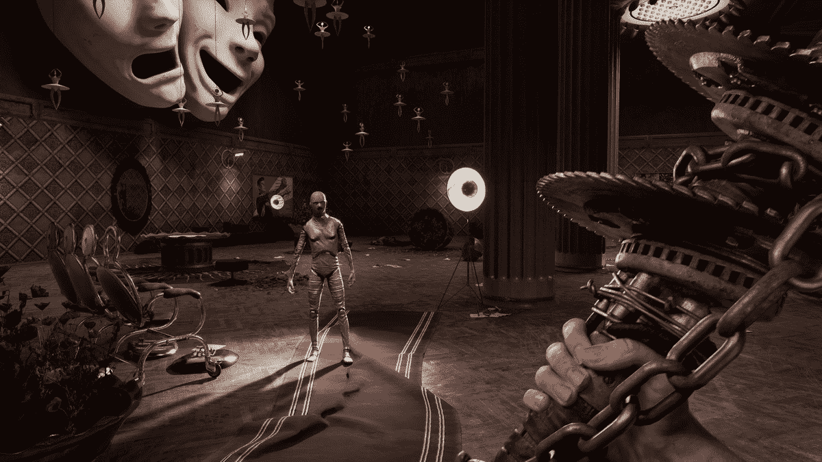 Un androïde s'approche dans une grande pièce avec des masques de théâtre accrochés au mur et de minuscules ballerines suspendues au plafond.  Au premier plan, la vue à la première personne montre une main tenant une arme blanche lourde