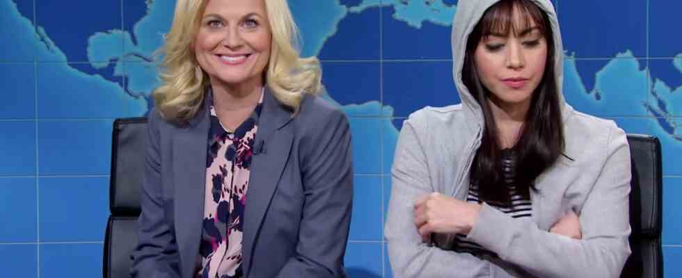 Leslie Knope et April Ludgate visitent Saturday Night Live pour discuter des joies du travail gouvernemental