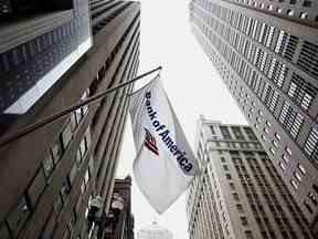 Un drapeau de Bank of America Corp. flotte à l'extérieur d'un bâtiment à Chicago, Illinois.