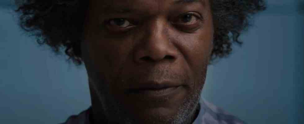 Samuel L Jackson wears an evil smile while sitting in the hospital in Glass.
