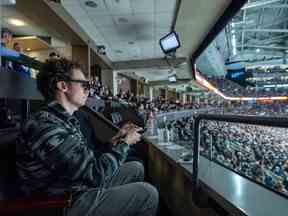 Un journaliste porte une tenue de pointe "réalité mixte" casque alors qu'il regarde les Maple Leafs de Toronto affronter les Islanders de New York à Toronto le lundi 23 janvier 2023. Les lunettes permettent à l'utilisateur d'accéder aux données de NHL Edge, le système technologique de suivi des rondelles et des joueurs de la ligue.  Le projet SportsX est une collaboration entre MLSE Digital Labs (la branche technologie et innovation numérique de MLSE) et Amazon Web Services (AWS).