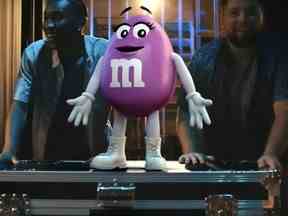 Purple, le tout premier personnage féminin de cacahuètes au chocolat de M&M.