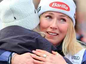 Mikaela Shiffrin célèbre après avoir remporté l'épreuve de slalom géant féminin de la Coupe du monde de ski alpin FIS à Kranjska Gora, en Slovénie, le dimanche 8 janvier 2023.