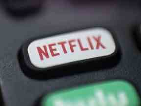 Le logo Netflix est représenté sur une télécommande à Portland, Oregon, le 13 août 2020.