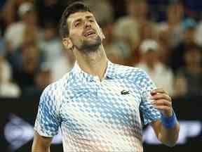 Novak Djokovic de Serbie réagit lors du match en quart de finale contre Andrey Rublev lors de la dixième journée de l'Open d'Australie 2023 à Melbourne Park le 25 janvier 2023 à Melbourne, Australie.