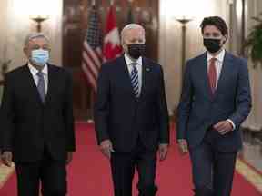 Le premier ministre canadien Justin Trudeau marche avec le président américain Joe Biden et le président mexicain Andres Manuel Lopez Obrador à une réunion au Sommet des dirigeants nord-américains, le jeudi 18 novembre 2021 à Washington, DC