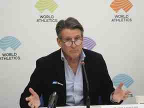 Le président de World Athletics, Sebastian Coe, tient une conférence de presse à l'issue de la réunion mondiale d'athlétisme au siège du Comité national olympique italien, à Rome, le 30 novembre 2022.