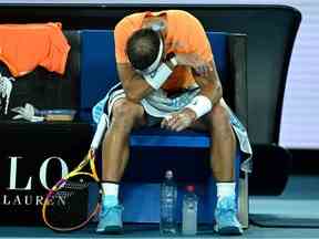 L'Espagnol Rafael Nadal se repose pendant la pause de son match en simple masculin contre Mackenzie McDonald des États-Unis lors de la troisième journée du tournoi de tennis de l'Open d'Australie à Melbourne le 18 janvier 2023.