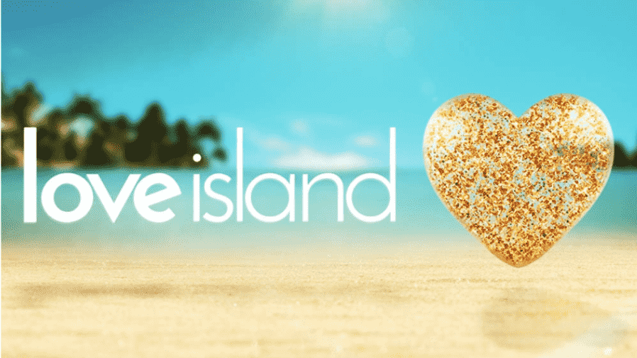 Logo Love Island 2023 flottant au-dessus d'une plage de sable tropicale typique, adjacente à un cœur doré géant.