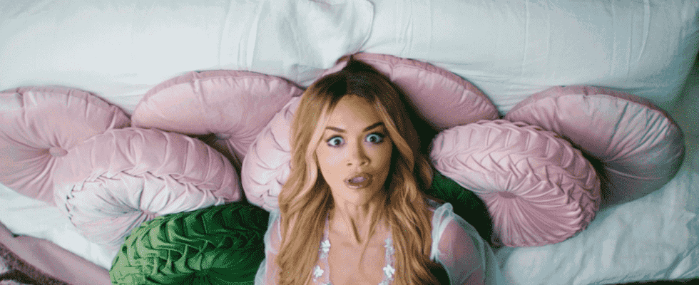 Rita Ora a un mariage de rêve avec la fièvre avec des camées de Lindsay Lohan et Kristen Stewart dans la vidéo "You Only Love Me" Les plus populaires doivent être lues Inscrivez-vous aux newsletters Variety Plus de nos marques