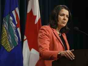 La première ministre de l'Alberta, Danielle Smith, fait le point sur le gouvernement à Calgary le 10 janvier 2023.